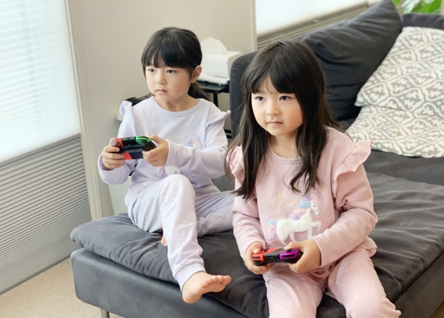 スマホ・ゲームで頭痛?ブルーライトと子ども頭痛の関係について解説