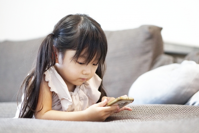スマホ・ゲームで頭痛？ブルーライトと子ども頭痛の関係について解説